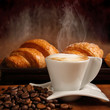 Cappuccino con cornetti freschi