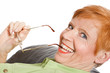 Portrait einer reifen Frau (64) mit Brille