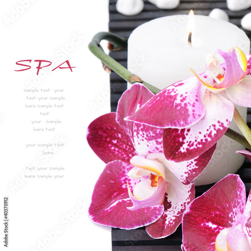 Foto: Spa setting with purple orchid and candle Spa setting with purple orchid and candle