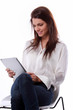 Jeune femme avec une tablette informatique Jeune femme avec une tablette informatique