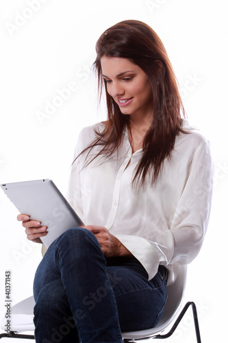Foto: Jeune femme avec une tablette informatique Jeune femme avec une tablette informatique