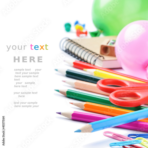 Foto: School stationery isolated over white School stationery isolated over white