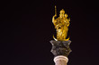Mariensäule mit Marienfigur in München bei Nacht