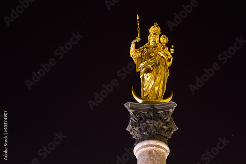 Foto: Mariensäule mit Marienfigur in München bei Nacht Mariensäule mit Marienfigur in München bei Nacht