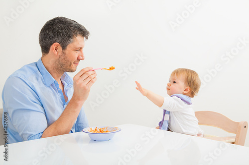 Foto: kleinkind beim essen kleinkind beim essen