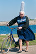 bigoudenne a velo en bord de mer