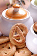 biscotti al latte e miele con contenitori di ceramica - due biscotti al latte e miele con contenitori di ceramica - due