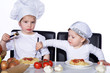 Photo: Kind klaut von Schwester Spaghetti vom Teller Kind klaut von Schwester Spaghetti vom Teller