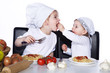 Foto: Schwester füttert ihre Schwester mit Spaghetti Schwester füttert ihre Schwester mit Spaghetti