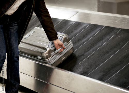 Foto: Suitcase on conveyor belt Suitcase on conveyor belt