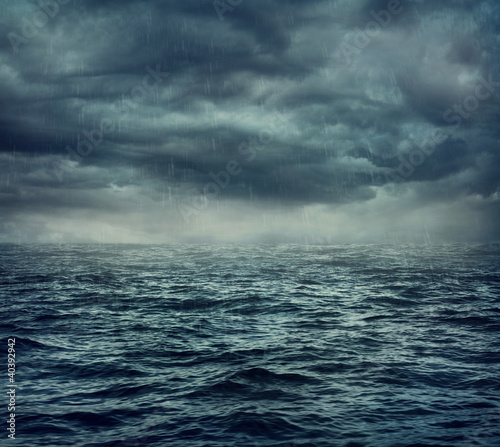 Foto: Rain over the stormy sea Rain over the stormy sea