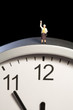 Ältere Dame winkt mit Taschentusch auf Uhr