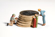 Miniatur arbeiter schweissen an einem Stapel Euro Münzen