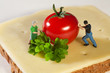 Foto: Miniatur Arbeiter bereiten einen Pausen Snack zu Miniatur Arbeiter bereiten einen Pausen Snack zu