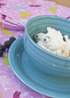Blaubeerquark im blauen Schälchen