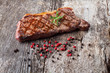 Steak vom Grill auf einem Holzbrett Steak vom Grill auf einem Holzbrett