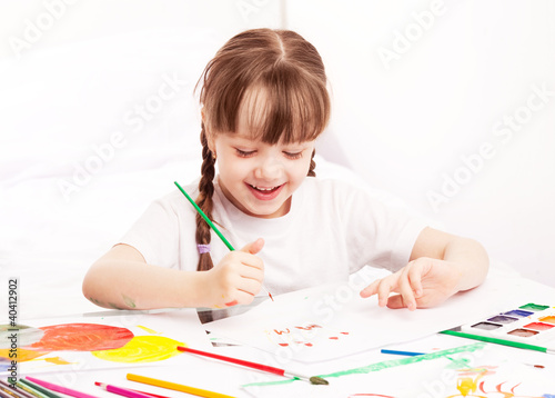 Foto: girl painting with watercolor girl painting with watercolor