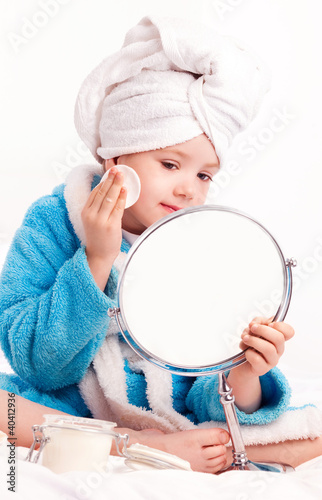 Foto: girl with mirror girl with mirror