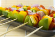 Brochettes de légumes et de poisson frais