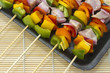 Brochettes de légumes et de poisson frais