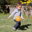 Enfant qui joue au ballon