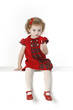 Niña con vestido rojo