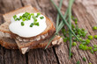 Brot mit Quark und Schnittlauch