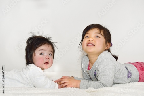 Photo: 少女と遊ぶ赤ちゃん E 少女と遊ぶ赤ちゃん E