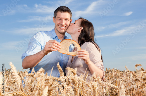 Photo: paar im feld mit brot paar im feld mit brot