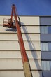 Hebebühne an einer Fassade