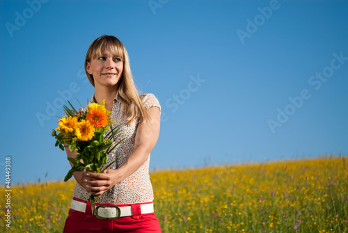 Photo: junge Frau mit Blumen zum Muttertag junge Frau mit Blumen zum Muttertag