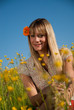 junge Frau mit Blume im Haar in der Wiese