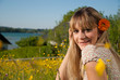 junge Frau mit Blume im Haar in der Wiese