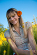 junge Frau mit Blume im Haar in der Wiese