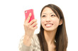 スマートフォンを使っている女性