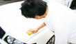 車を洗う男性