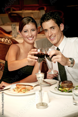 Foto: A couple showing a toast to the camera. A couple showing a toast to the camera.