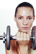 Foto: A woman holding up a dumbbell. A woman holding up a dumbbell.