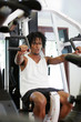 Foto: A muscular african american man working out at the gymnasium. A muscular african american man working out at the gymnasium.