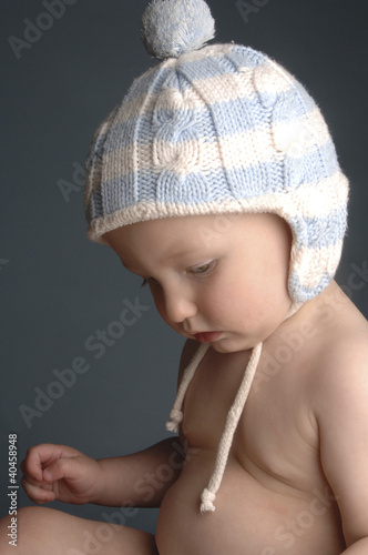 Photo: a baby wearing a bonnet. a baby wearing a bonnet.