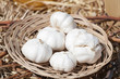 Knoblauch im Korb