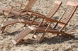 Sonnenliegen am Strand