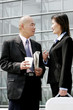 Foto: A bald man talking to a woman. A bald man talking to a woman.