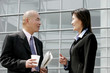 Foto: A bald man talking to a woman. A bald man talking to a woman.