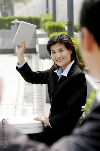Foto: Woman showing her manager the completed work. Woman showing her manager the completed work.