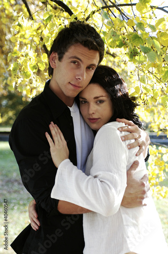 Foto: Loving couple hugging each other. Loving couple hugging each other.