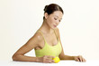 Foto: Woman holding a lemon. Woman holding a lemon.