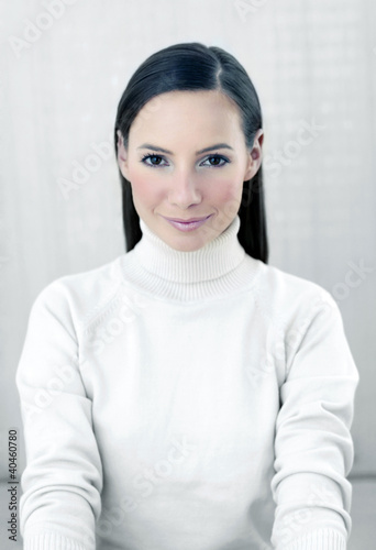 Foto: Woman smiling at the camera. Woman smiling at the camera.