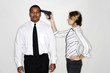 Foto: Businesswoman pointing a gun at her subordinate's head. Businesswoman pointing a gun at her subordinate's head.