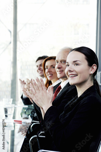 Foto: Corporate people clapping hands in the meeting room. Corporate people clapping hands in the meeting room.